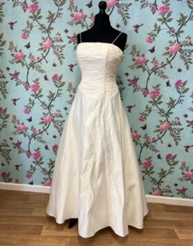 Sleeveless Bridal Parasol cream princess dress front