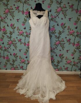 Cream mermaid dress, with a sweetheart neckline and long train